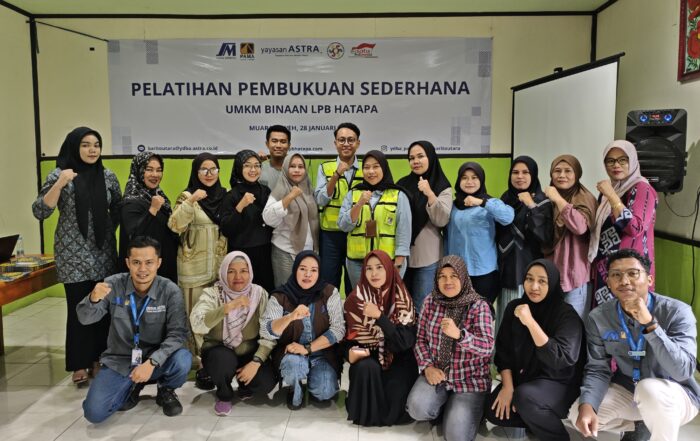 Foto-bersama-peserta-dan-instruktur-tengah-pelatihan-pembukuan-sederhana